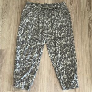 Cloth & Stone Camo Jogger Women's Pant L Drawstring Pockets Casual Military
